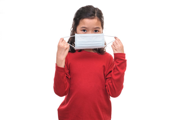 亚洲小孩摘下外科口罩图片下载