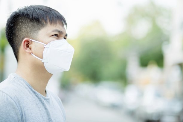 这名男子因感染Covid - 19病毒而患病。图片下载