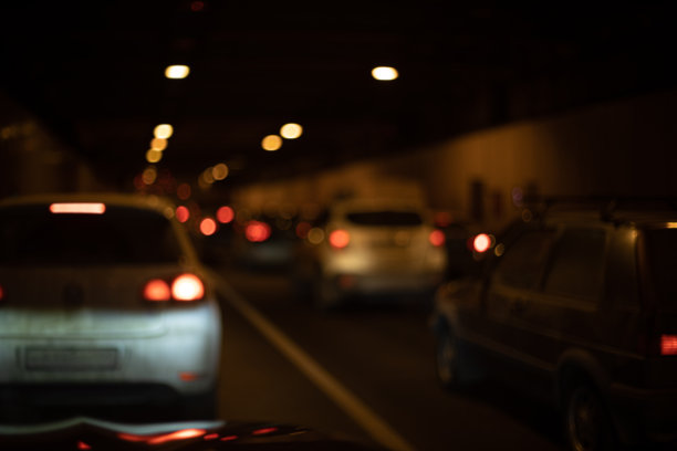 摘要交通堵塞的隧道在虚化模糊中，车辆都带着红色的刹车灯站在那里，从车上看过去图片下载
