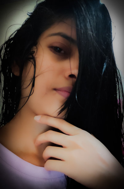 印度女孩沐浴后的浪漫情绪与开放的头发图片下载