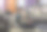 女孩在家里用笔记本电脑和耳机看媒体内容图片下载
