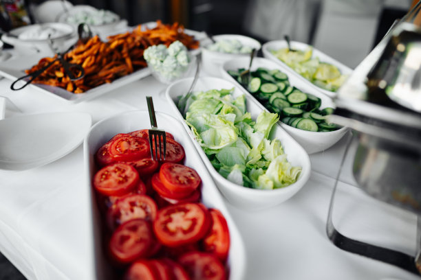 西红柿切片和其他蔬菜放在盘子里的照片图片下载