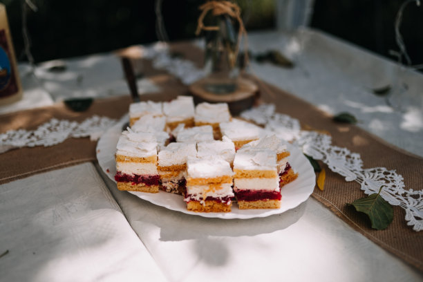 草莓蛋糕切片在盘子里的照片图片下载
