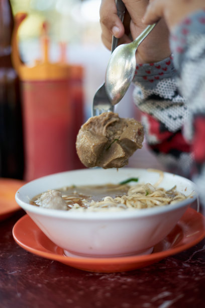 在街头小吃市场吃肉丸、面条、汤和蔬菜。图片下载