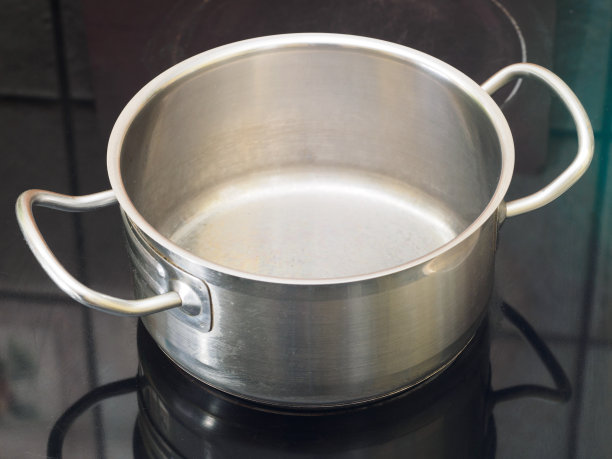 清空炉子上的不锈钢锅图片下载