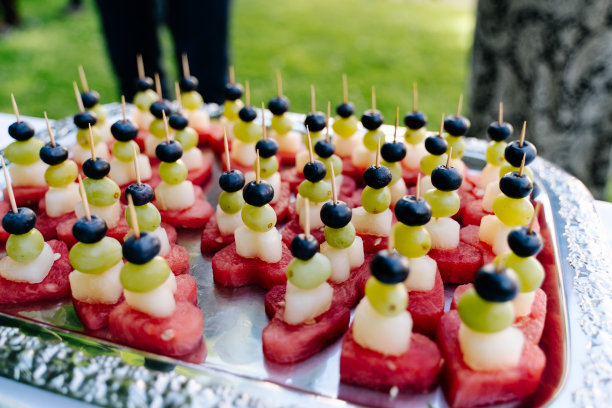 心形西瓜配水果的照片图片下载