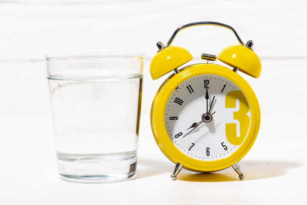 早晨一杯纯净水，白色背景上的概念照片，特写图片下载