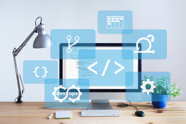 软件开发工作场所采用明亮的木桌办公，编程编码在电脑桌面屏幕上编码，IT信息技术开发和编码图片下载