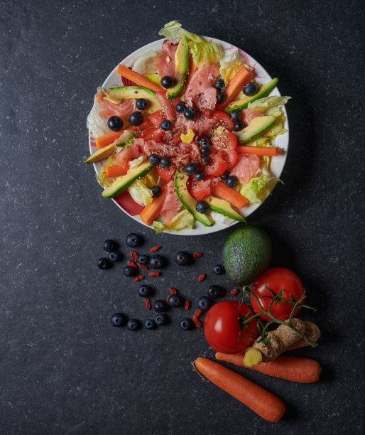 三文鱼沙拉配鳄梨，新鲜蔬菜，蓝莓，生姜，枸杞和种子图片下载