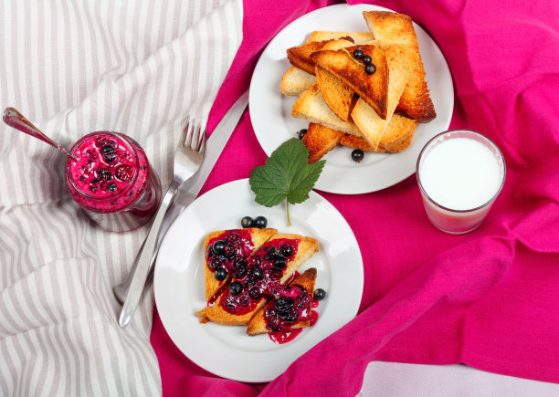 美味的烤面包配自制的加仑果酱和牛奶图片下载