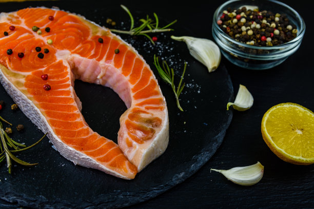 石板上放着生鲑鱼排和香料图片下载