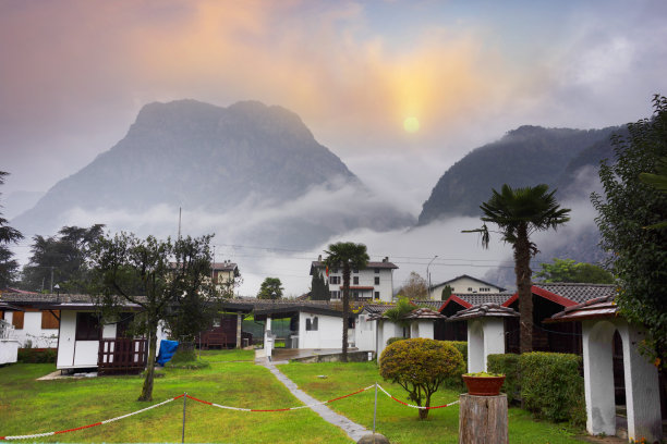 科莫湖和浓雾中的山脉图片下载