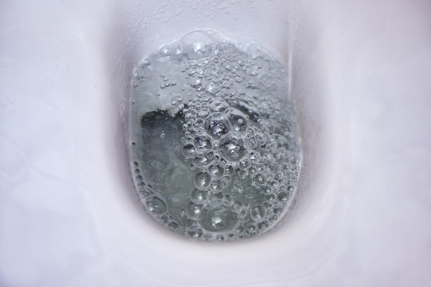 在白色马桶的碗里冲水图片下载