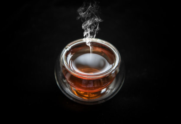 黑色背景上的一杯红茶图片下载