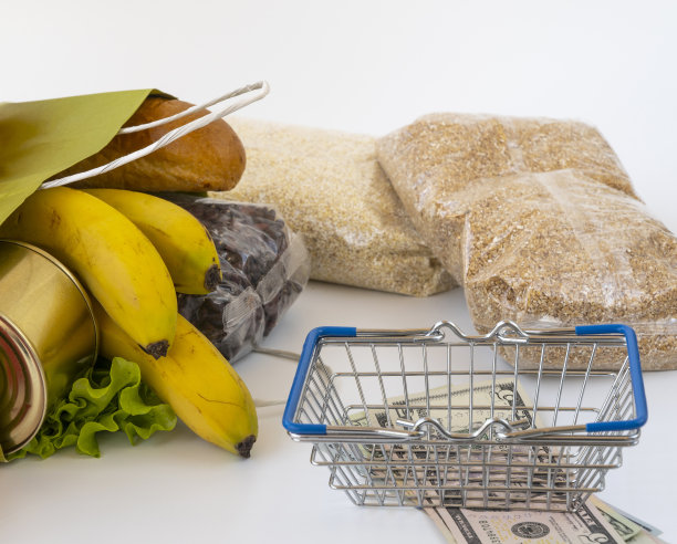 白色背景的纸袋里的食物。交付的食物图片下载