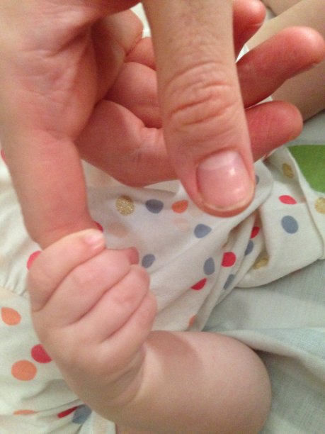 妈妈的手牵着宝宝的手图片下载