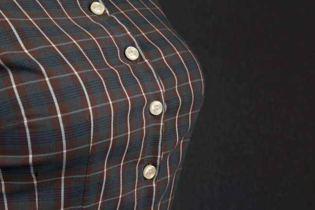 女性棉衬衫与钮扣近在胸部图片下载