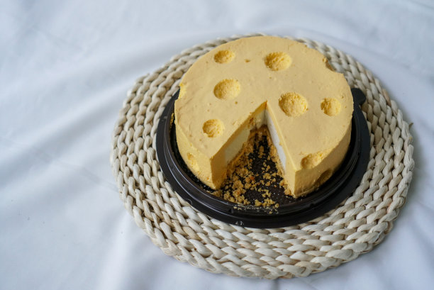 罕见的奶酪蛋糕。(隔离)图片下载
