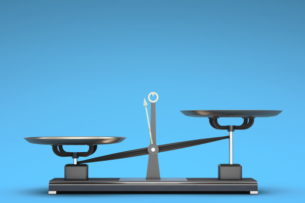 蓝色背景上不平衡的空壶铃鳞片。图片下载