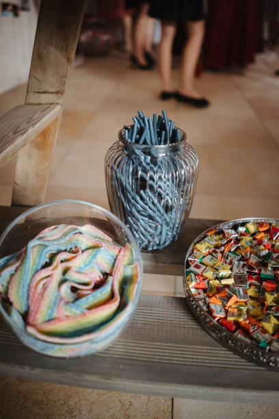 一张派对桌上糖果罐的照片图片下载