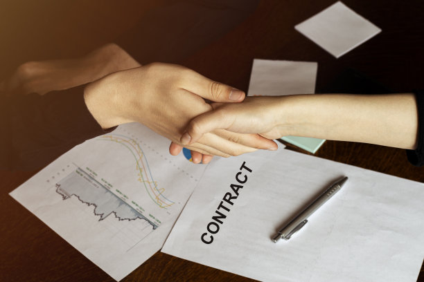 商人正在签合同，商务合同细节图片下载