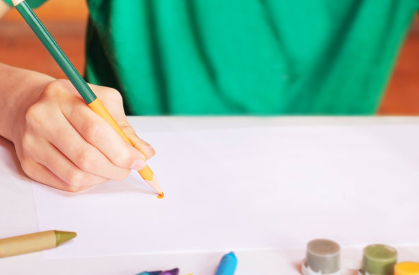 青少年正在画画图片下载