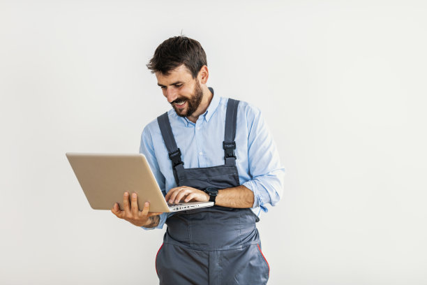 地勤人员使用笔记本电脑图片下载