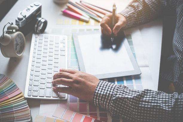 平面设计师创意团队目前正在对广告设计的导流色彩进行设计和色彩选择。图片下载