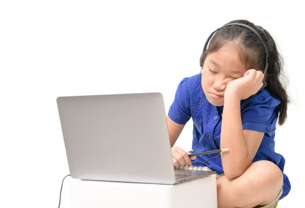 女学生在家看在线教育课程感到无聊和沮丧。图片下载