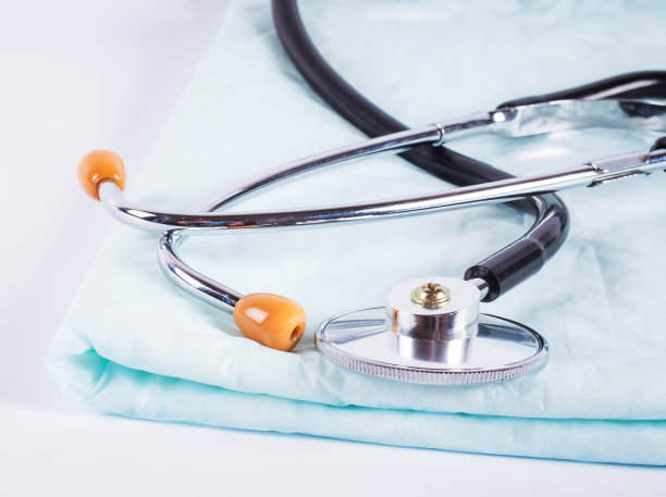 医疗设备听诊器在绿色背景上图片下载