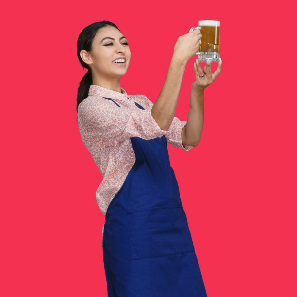 拉丁美洲和西班牙裔女性体力劳动者站在前面的有色背景穿着衬衫和持有啤酒图片下载