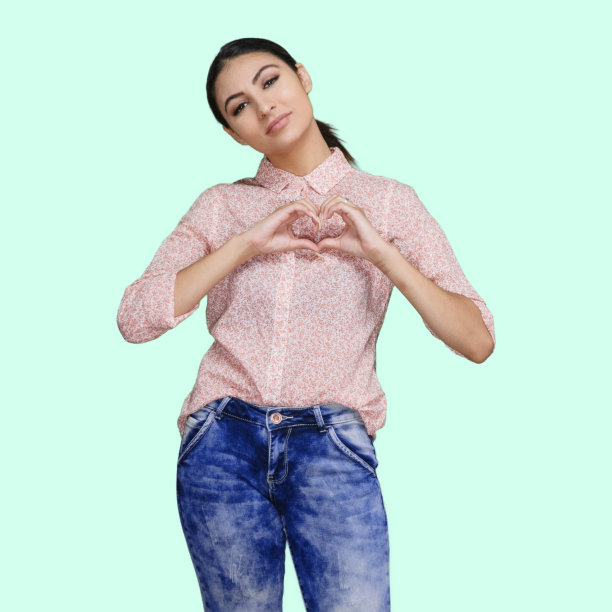 拉丁美洲和西班牙裔的年轻女性站在有色背景前穿着衬衫图片下载