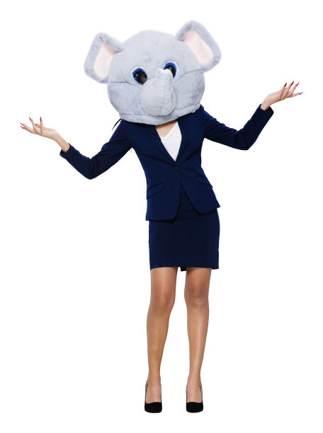 拉丁美洲和西班牙裔的年轻女商人站在白色背景前戴面具伪装图片下载