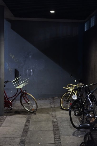 自行车随意停放在小巷里图片下载
