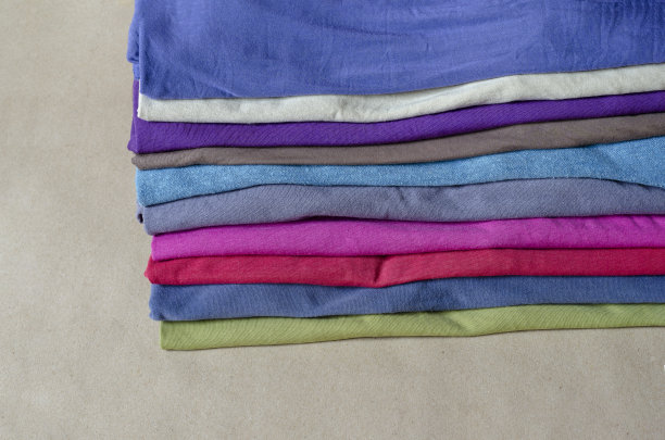 十件不同颜色的t恤。图片下载