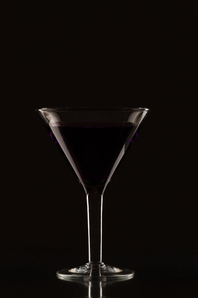 黑色背景下的一杯马提尼图片下载
