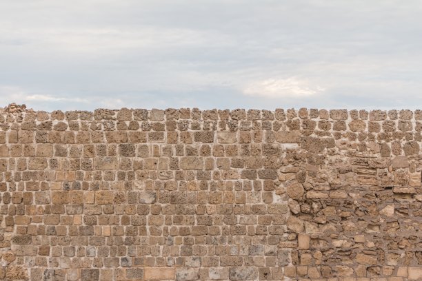 古老的稳定的石墙和一排排精心制作的砖石图片下载