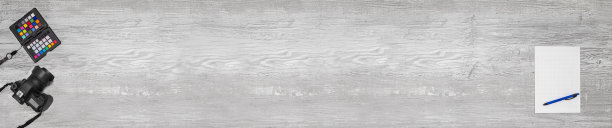 摄影师的桌子，上面有相机，选色器和记事本。图片下载