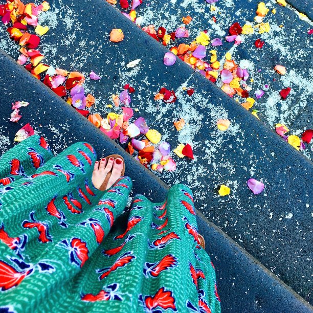 婚礼宾客在教堂的出口处图片下载