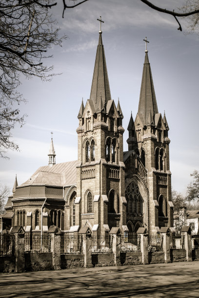 有石头和铁栅栏的罗马天主教教堂图片下载