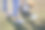 从草地上捡塑料瓶的女人。环保人士收集塑料垃圾的照片。志愿者在户外捡起一次性塑料。图片下载
