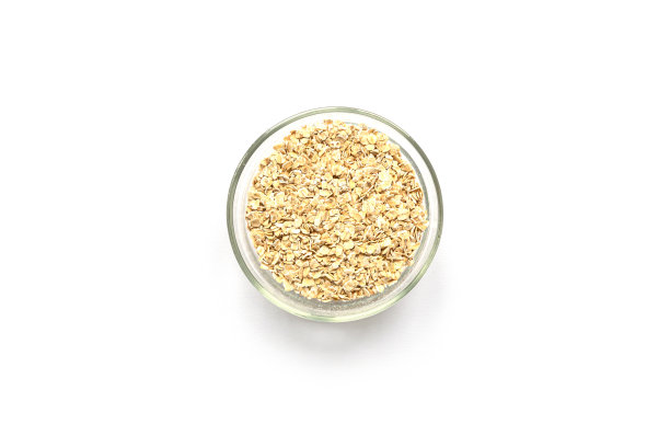 麦片在玻璃碗孤立在白色背景图片下载