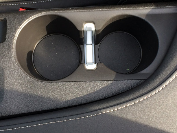 杯瓶架在车里图片下载