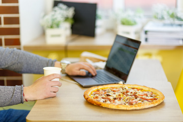 披萨放在咖啡馆的桌子上。图片下载