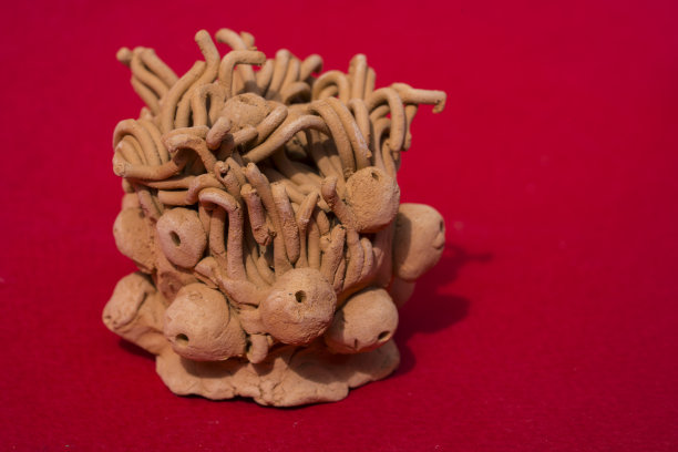 新版本的冠状病毒突变出现在红色背景上图片下载