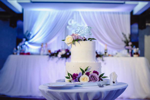 白色多层带花婚宴蛋糕。美味的婚宴。庆典活动的概念。时尚的蛋糕。图片下载