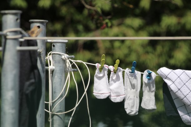 在晒衣绳上晒袜子图片下载