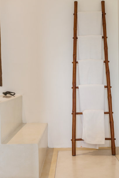 浴室竹梯上白毛巾图片下载
