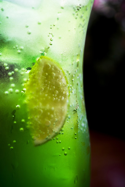 莫吉托鸡尾酒加柠檬和薄荷高球杯图片下载