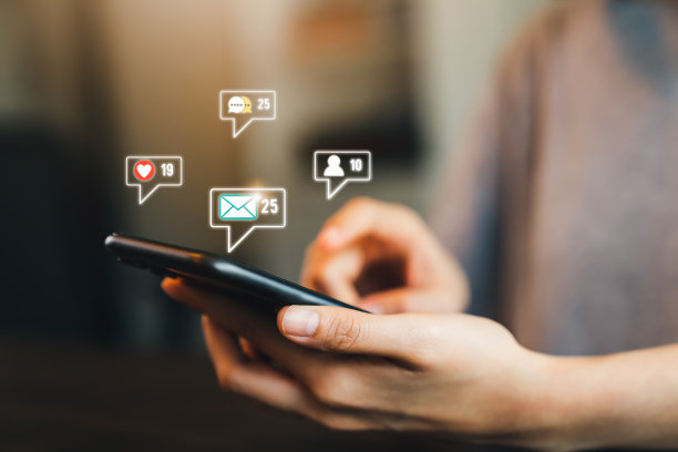 通信网络的概念。女人用手按智能手机，手机上显示电子邮件图标。图片下载